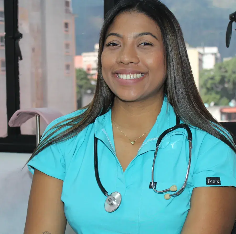 Retrato de la Dra. Reina Vilera con estetoscopio en su consultorio de Caracas
